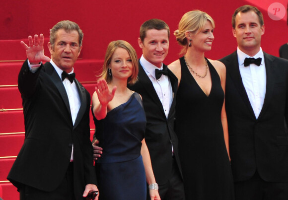 Mel Gibson et Jodie Foster (à gauche) lors de la présentation du Complexe du castor au festival de Cannes le 17 mai 2011