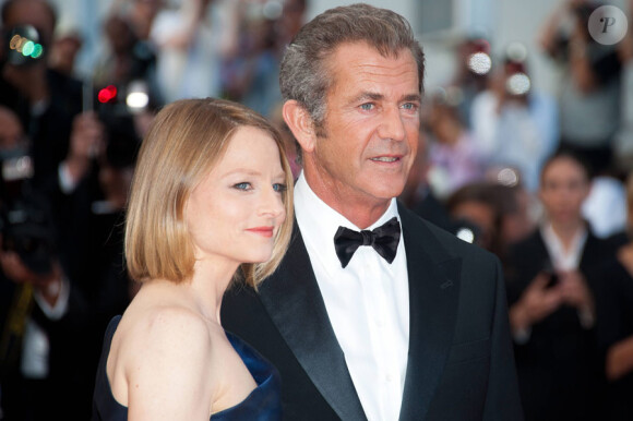 Mel Gibson et Jodie Foster, tous deux habillés par Armani, lors de la présentation du Complexe du castor au festival de Cannes le 17 mai 2011