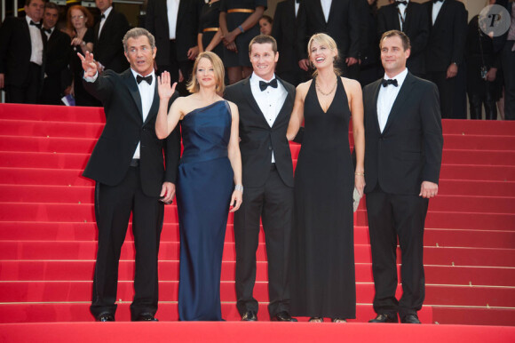 Mel Gibson, Jodie Foster, le scénariste Kyle Killen avec sa femme Laura Allen et le producteur Keith Redmon lors de la présentation du Complexe du castor au festival de Cannes le 17 mai 2011