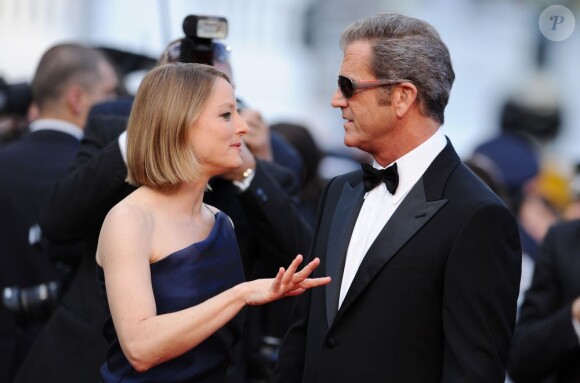 Mel Gibson et Jodie Foster, tous deux habillés par Armani, lors de la  présentation du Complexe du castor au festival de Cannes le 17 mai 2011
