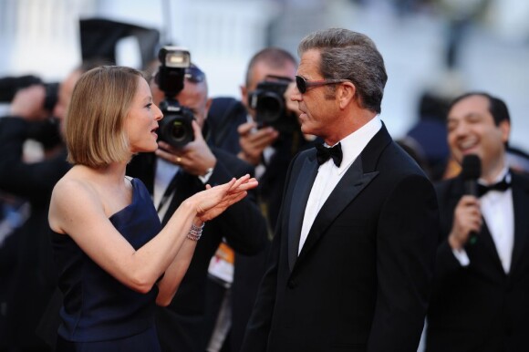 Mel Gibson et Jodie Foster, tous deux habillés par Armani, lors de la  présentation du Complexe du castor au festival de Cannes le 17 mai 2011