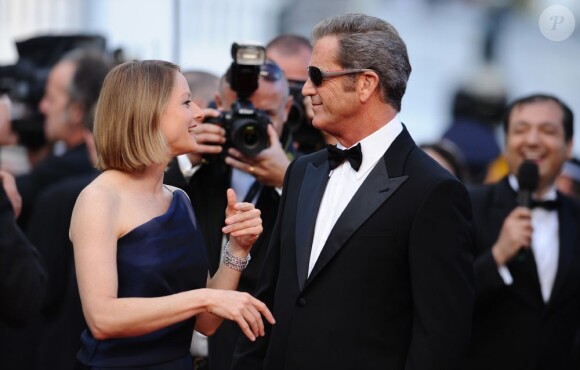 Mel Gibson et Jodie Foster, tous deux habillés par Armani, lors de la  présentation du Complexe du castor au festival de Cannes le 17 mai 2011