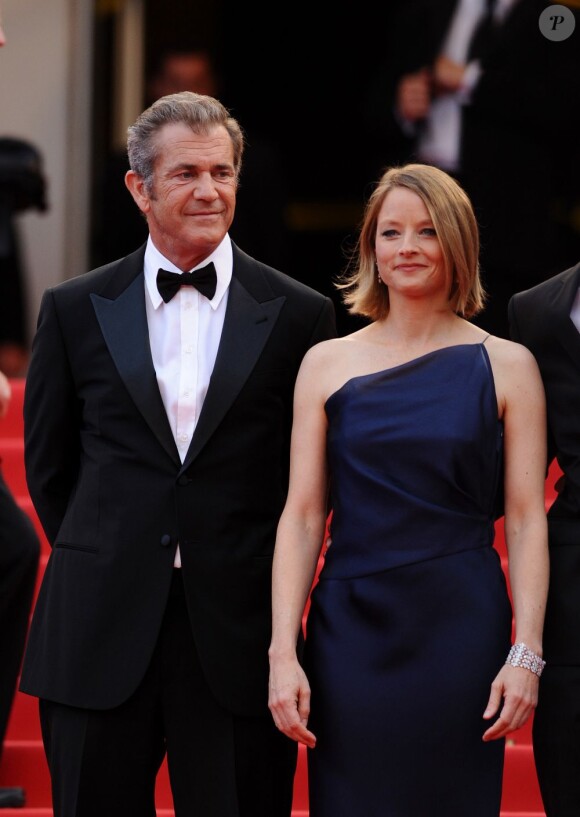 Mel Gibson et Jodie Foster, tous deux habillés par Armani, lors de la  présentation du Complexe du castor au festival de Cannes le 17 mai 2011