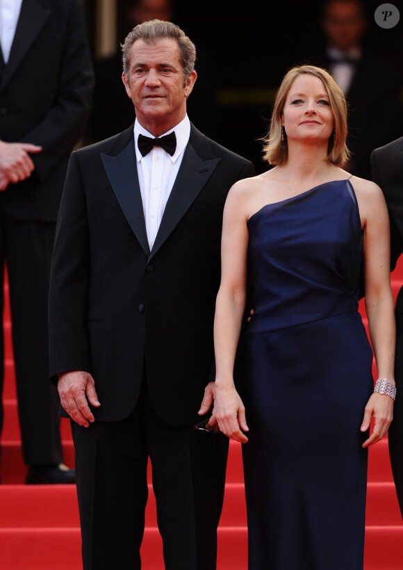 Mel Gibson et Jodie Foster, tous deux habillés par Armani, lors de la  présentation du Complexe du castor au festival de Cannes le 17 mai 2011
