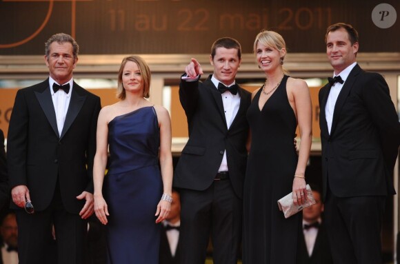 Mel Gibson et Jodie Foster, tous deux habillés par Armani, lors de la  présentation du Complexe du castor au festival de Cannes le 17 mai 2011