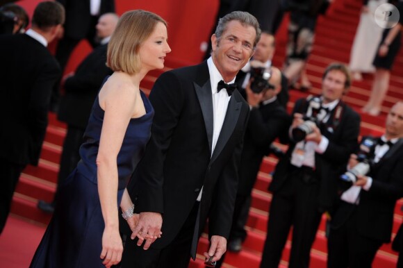 Mel Gibson et Jodie Foster, tous deux habillés par Armani, lors de la  présentation du Complexe du castor au festival de Cannes le 17 mai 2011