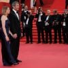 Mel Gibson et Jodie Foster, tous deux habillés par Armani, lors de la  présentation du Complexe du castor au festival de Cannes le 17 mai 2011