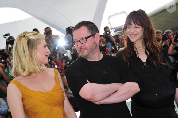 Kirsten Dunst, Lars Von Trier et Charlotte Gainsbourg lors du photocall du film Melancholia au festival de Cannes le 18 mai 2011