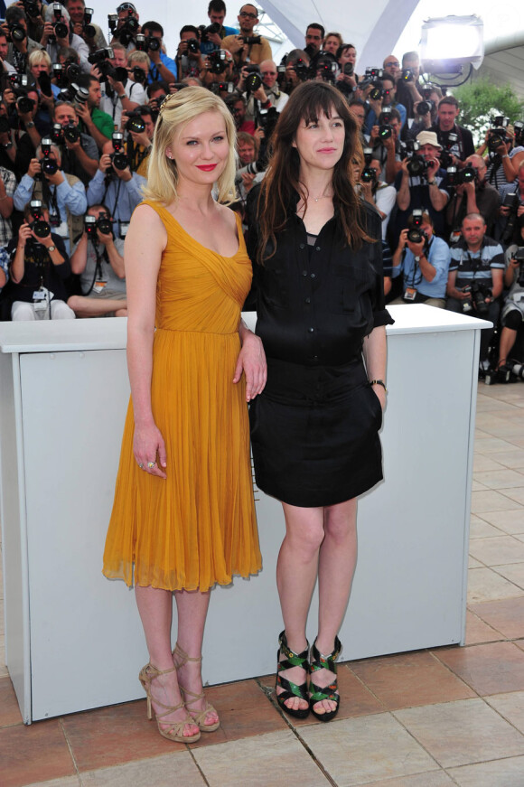 Charlotte Gainsbourg et Kirsten Dunst lors du photocall du film Melancholia au festival de Cannes le 18 mai 2011