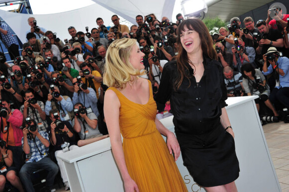 Charlotte Gainsbourg et Kirsten Dunst lors du photocall du film Melancholia au festival de Cannes le 18 mai 2011