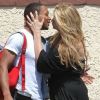 Kirstie Alley embrasse le rappeur Romeo à la sortie du studio, le jeudi 19 mai 2011.