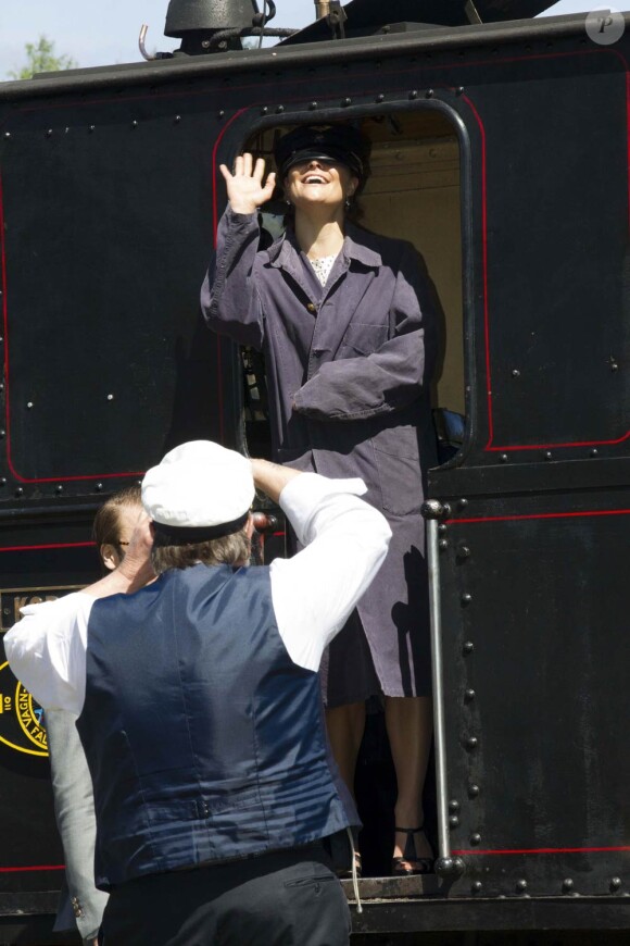 Victoria et Daniel de Suède étaient en visite à Ockelbo, le village d'enfance du prince Daniel, du 19 au 21 mai 2011. Des moments de rencontres, de détente, de fantaisie, de tendresse... et de retrouvailles avec la famille du prince !