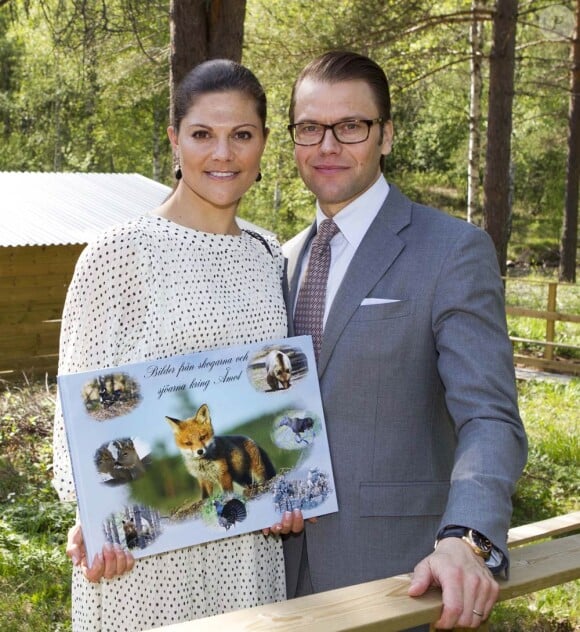 Victoria et Daniel de Suède étaient en visite à Ockelbo, le village d'enfance du prince Daniel, et ses environs, du 19 au 21 mai 2011. Des moments de rencontres, de détente, de fantaisie, de tendresse... et de retrouvailles avec la famille du prince !