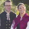 Qu'ils sont mignons, dans leurs costumes traditionnels offerts en cadeau de mariage !
Victoria et Daniel de Suède étaient en visite à Ockelbo, le village d'enfance du prince Daniel, du 19 au 21 mai 2011. Des moments de rencontres, de détente, de fantaisie, de tendresse... et de retrouvailles avec la famille du prince !
