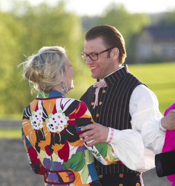 Le prince Daniel retrouve sa soeur Anna, sur les lieux de leur enfance, le 20 mai 2011.
Victoria et Daniel de Suède étaient en visite à Ockelbo, le village d'enfance du prince Daniel, du 19 au 21 mai 2011. Des moments de rencontres, de détente, de fantaisie, de tendresse... et de retrouvailles avec la famille du prince !