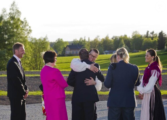 Victoria et Daniel de Suède étaient en visite à Ockelbo, le village d'enfance du prince Daniel, où il a pu retrouver sa famille, du 19 au 21 mai 2011. Des moments de rencontres, de détente, de fantaisie, de tendresse... et de retrouvailles avec la famille du prince !