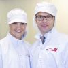 Le 20 mai 2011, Victoria et Daniel de Suède découvrait une usine de confection de pancakes, et profitaient d'une formation en accéléré !