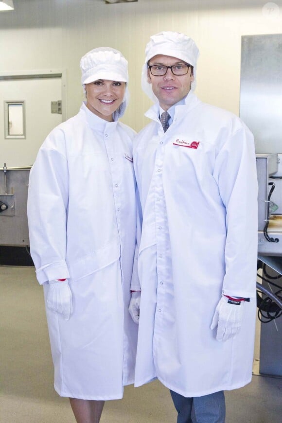 Le 20 mai 2011, Victoria et Daniel de Suède découvrait une usine de confection de pancakes, et profitaient d'une formation en accéléré !