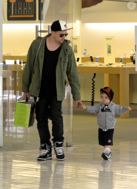 Joel Madden et son fils Sparrow, un an et demi, se rendent dans un Apple Store, à Los Angeles, le 16 mai 2011.