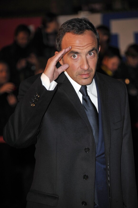 Nikos Aliagas sur le tapis rouge du Palais des Festivals à Cannes, lors de la cérémonie des NRJ Music Awards 2011.