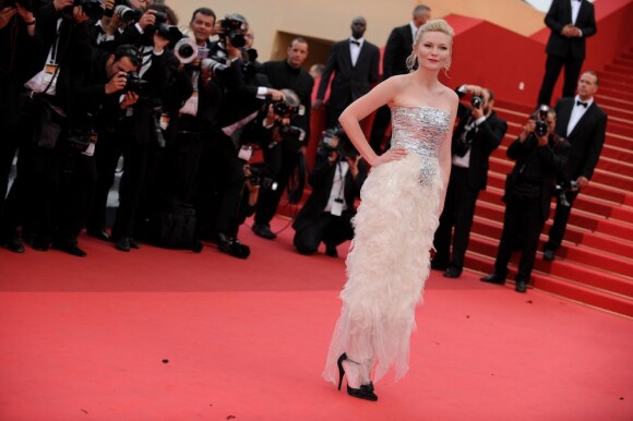 Kirsten Dunst lors de la montée des marches de clôture du festival de Cannes le 22 mai 2011