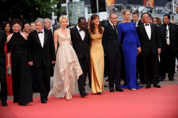 Les membres du jury dont Uma Thurman et Robert de Niro lors de la montée des marches de clôture du festival de Cannes le 22 mai 2011