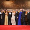 Les membres du jury dont Robert de Niro, Jude Law et Uma Thurman lors de la montée des marches de clôture du festival de Cannes le 22 mai 2011