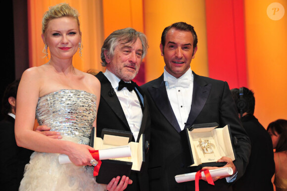 Kirsten Dunst, Robert de Niro et Jean Dujardin lors de la remise des prix du festival de Cannes le 22 mai 2011