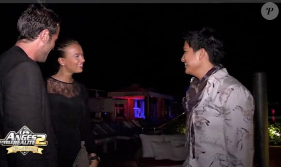 Fabrice présente à Julie un designer, dans les Anges de la télé-réalité 2, Miami Dreams !