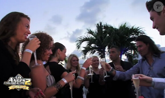 Les anges dans un bar lounge, dans les Anges de la télé-réalité 2, Miami Dreams !