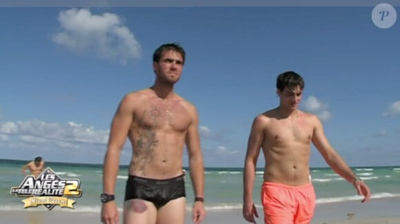 Jonathan et Marvin à la plage, dans les Anges de la télé-réalité 2, Miami Dreams !