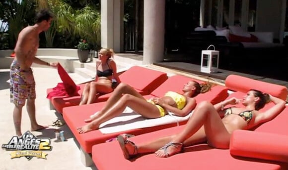 Pause bronzette à la villa pour les filles, dans les Anges de la télé-réalité 2, Miami Dreams !