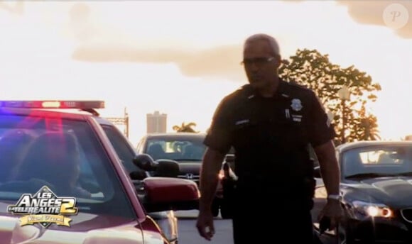 Un policier américain arrête les filles en voiture dans les Anges de la télé-réalité 2, Miami Dreams !