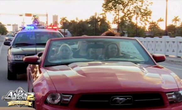 Les filles se font arrêter par la police dans les Anges de la télé-réalité 2, Miami Dreams !