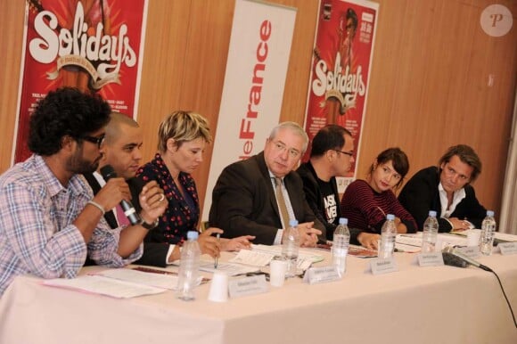 Sébastien Folin, Maïtena Biraben, Emma de Caunes, Jean-Paul Huchon, Luc Barruet et Yvan Le Bolloc'h à la conférence de presse du festival Solidays, à Paris, le 25 mai 2011.