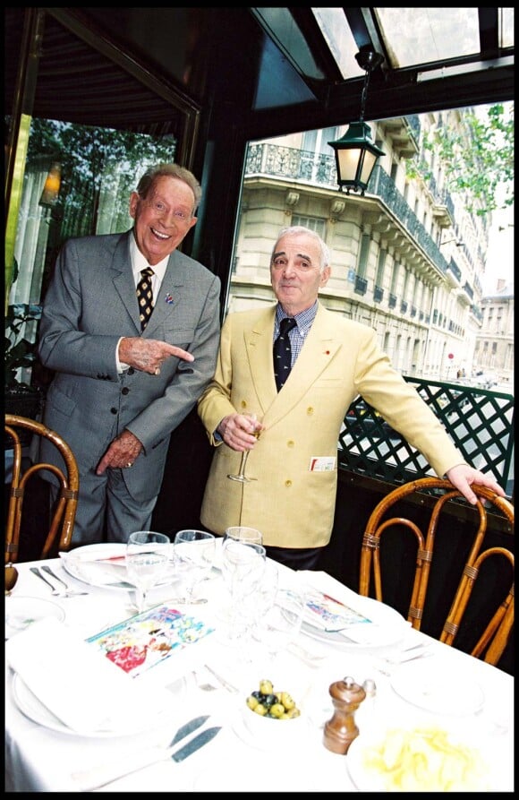 Charles Trenet et Charles Aznavour, à Paris, le 23 mai 1999.