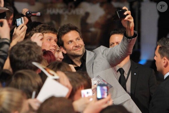 Bradley Cooper donne de sa personne à l'occasion de l'avant-première allemande de Very Bad Trip 2, à Berlin, le 25 mai 2011.