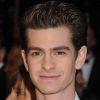 Andrew Garfield pose sur la tapis rouge de la cérémonie des Oscars en février 2011