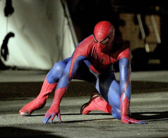 Andrew Garfield dans son costume de Spider-Man lors du tournage des quatrièmes aventures du héros américain en mai 2011