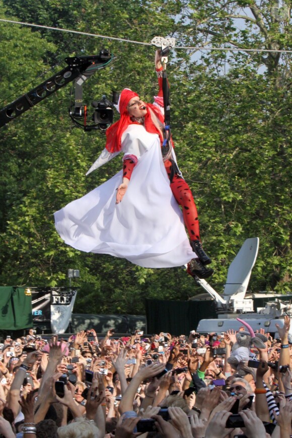 En plein Central Park (New York), Lady Gaga est comme chez elle, et survole la foule, vendredi 27 mai 2011, dans le cadre de l'ouverture des concerts estivaux du Good Morning America.