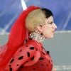 Lady Gaga, tout de rouge vêtue avec un maquillage d'inspiration nippone, à Central Park (New York), vendredi 27 mai 2011, dans le cadre de l'ouverture des concerts estivaux du Good Morning America.