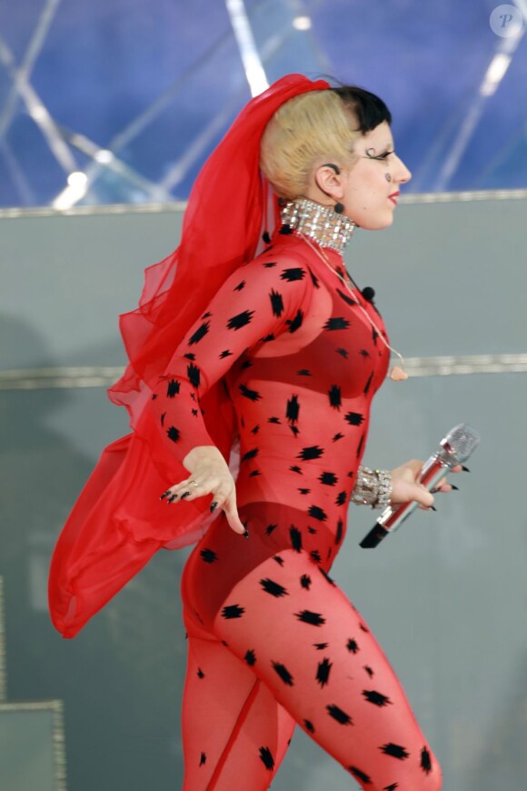 Lady Gaga, tout de rouge vêtue avec un maquillage d'inspiration nippone, à Central Park (New York), vendredi 27 mai 2011, dans le cadre de l'ouverture des concerts estivaux du Good Morning America.