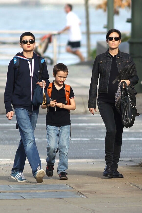 Depuis qu'elle est enceinte, Jennifer Connelly ne quitte plus ses fils Kai et Stellan. New York, 27 avril 2011
