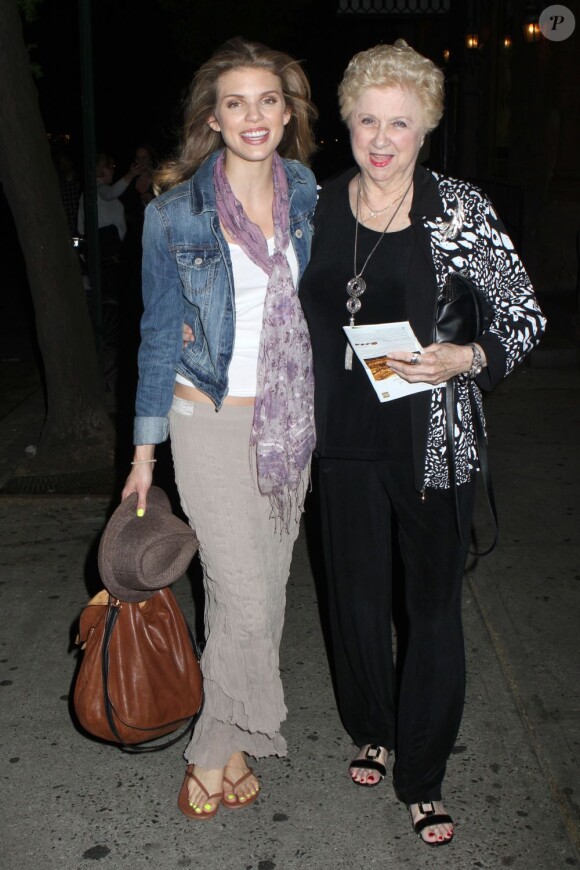 AnnaLynne McCord joue au Westside Theatre à New York  dans la pièce Love, Loss and what I wore. Le 28 mai 2011