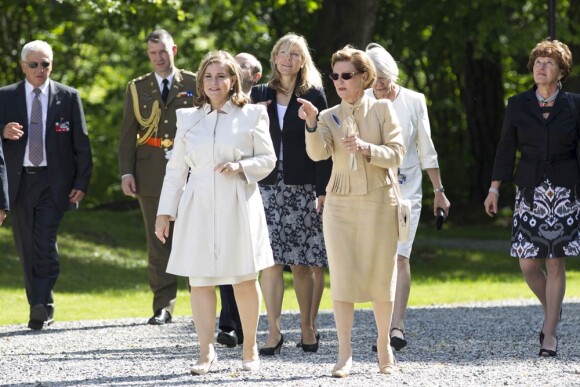 Lundi 30 mai 2011, la grande-duchesse Maria-Teresa de Luxembourg suivait la reine Sonja de Norvège au palais Oscarhall, qui a réouvert en 2009 après de copieuses rénovations. La grande-duchesse (manteau clair) devra écourter la visite officielle pour se rendre au chevet de son frère Antonio, dans le coma en Floride.