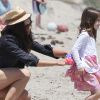 Katie Holmes et Suri, duo de charme sur la plage de Malibu le 30 mai 2011
