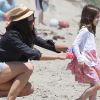 Katie Holmes et Suri Cruise sur la plage de Malibu le 30 mai 2011
