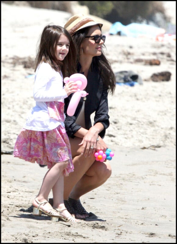 Katie Holmes et Suri Cruise en talons sur une plage à Malibu le 30 mai 2011
