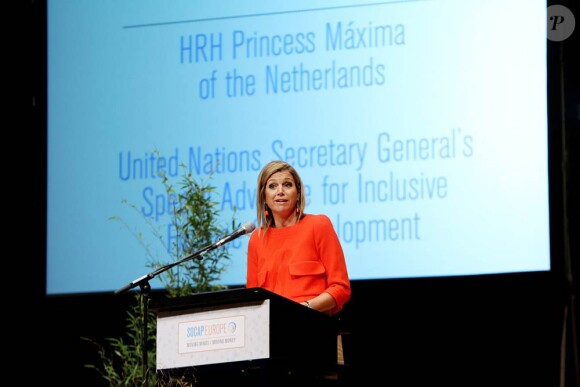 Maxima des Pays-Bas assurait un discours fondateur lors d'une conférence économique à Amsterdam, le 30 mai 2011. Son glamour était au rendez-vous, sa voix... non !