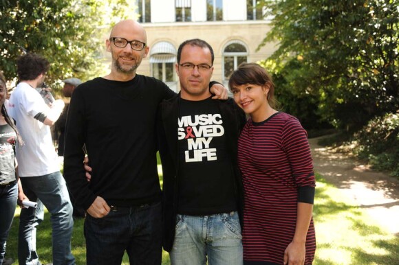 Moby, Emma de Caunes et Luc Barruet, président de Solidarité-Sida, à la conférence du presse de Solidays, à Paris, le 25 mai 2011.